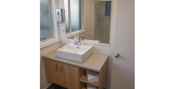 deluxe 1-bedroom suite bathroom